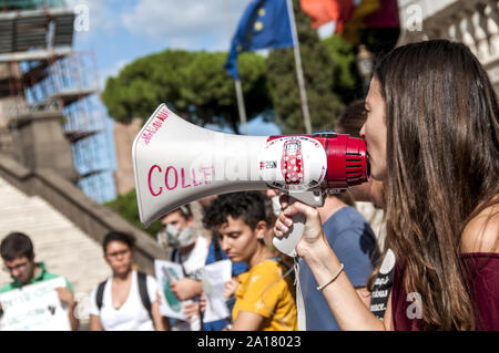 Rom, Italien. 24 Sep, 2019. Präsidium im Kapitol in Rom von Freitag organisiert für die Zukunft (eine Bewegung, die von der Schwedischen Greta Thunberg inspiriert) der Gemeinde Verantwortung zu übernehmen und das Klima Notstand ausrufen durch die Annahme konkreter Maßnahmen, um den Klimawandel zu stoppen. Die Veranstaltung ist Teil der Mobilisierung Woche, die das globale Klima Streik am 27. September weiter. (Foto von Patrizia Cortellessa/Pacific Press) Quelle: Pacific Press Agency/Alamy leben Nachrichten Stockfoto