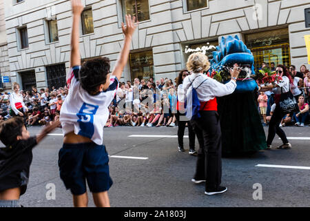 Barcelona, Spanien. 24 Sep, 2019. "Cavalcada de la Mercè',?? Eine der Höhepunkt der traditionellen Kultur der Mercé Festlichkeiten, ist die große Parade der Riesen und große Köpfe, die sich im Zentrum der Stadt Barcelona stattfindet. Dieser Parade beginnt um 18 Uhr in der Calle Pelai Straße in der Nähe der Plaza Catalunya, La Rambla, dann unten auf der Ferran Straße biegen Sie an der Plaça de Sant Jaume zu beenden. (Foto von Francisco Jose Pelay/Pacific Press) Quelle: Pacific Press Agency/Alamy leben Nachrichten Stockfoto