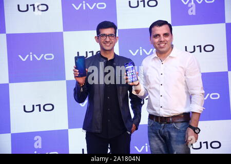 New Delhi, Indien. 24 Sep, 2019. (L - R) Nipun Marya, Leiter Markenstrategie und Pankaj Gandhi, Leiter E-Commerce bei vivo Indien Enthüllung der neuen U10 (Foto von Jyoti Kapoor/Pacific Press) Quelle: Pacific Press Agency/Alamy leben Nachrichten Stockfoto