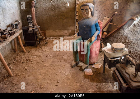 Hölzerne Skulptur des Menschen durch den Vöv © io, berühmte Bildhauer aus Sergipe Stockfoto
