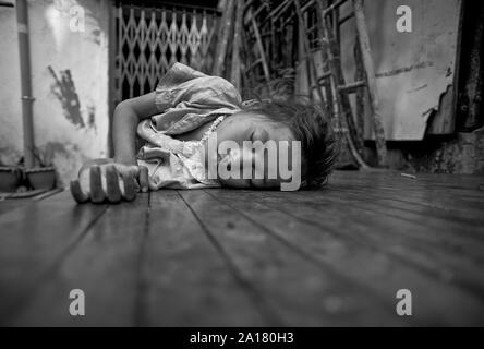 Obdachlose Mädchen in den Straßen von Phnom Penh. Stockfoto