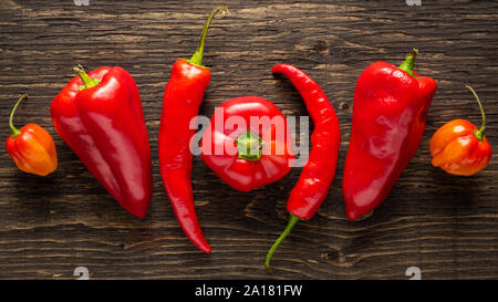 Sortiment von frischem Paprika auf einem dunklen Hintergrund Stockfoto