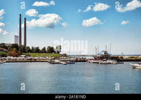Oswego, New York, USA. September 6, 2019. Blick von West 1. Straße auf den Jachthafen und Oswego Yacht Club am Lake Ontario in Oswego, New York Stockfoto