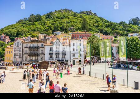 Stadtzentrum mit bunten Architektur und die maurische Burg oben, Sintra, Portugal Stockfoto