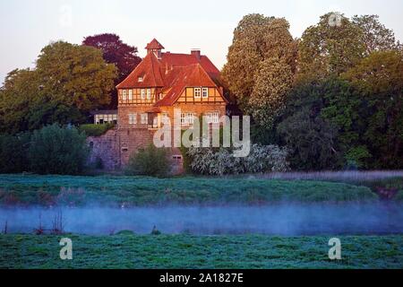 Schloss petershagen an der Weser bei Sonnenaufgang, Morgen, Nebel, Petershagen, Nordrhein-Westfalen, Deutschland Stockfoto