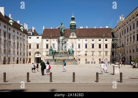 Innenhof mit Statue von Kaiser Franz I., die Amalienburg, Hofburg, Wien, Österreich Stockfoto