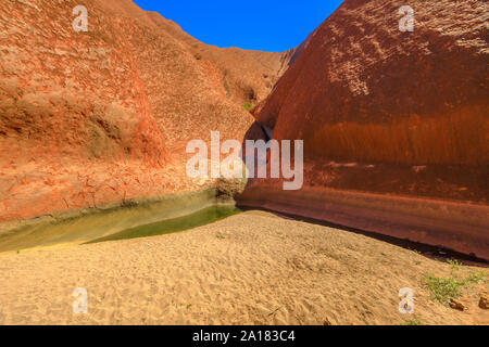 Der kuniya Spaziergang Mutitjulu Wasserloch, lebendige Kulturlandschaft, Uluru-Kata Tjuta National Park, Northern Territory, Australien. Diese Site ist Uluru ist Stockfoto