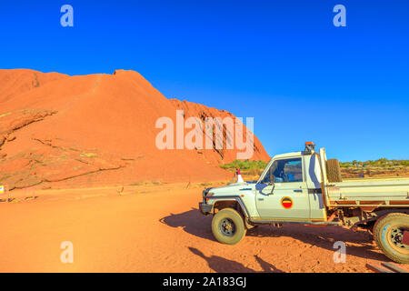 Uluru, Northern Territory, Australien - 23.August 2019: Ranger Pick up an Mala Park von Ayers Rock in den Uluru-Kata Tjuta National Park. Die Förster prüfen, ob Stockfoto