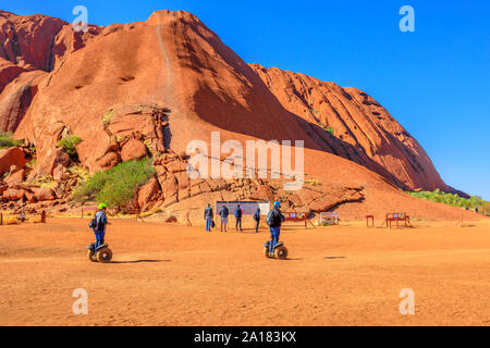 Uluru, Northern Territory, Australien - 26.August 2019: Uluru Segway Touren in Mala Parkplatz vor dem Ayers Rock Klettern in den Uluru-Kata Tjuta National Park Stockfoto