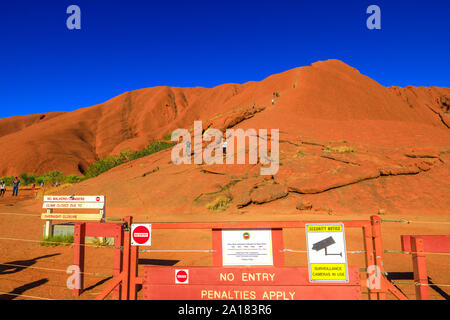 Uluru, Northern Territory, Australien - 23.August 2019: geschlossener Pfad für starken Wind am Gipfel unterzeichnen am Uluru Mala Park im Uluru-Kata Tjuta National Park Stockfoto