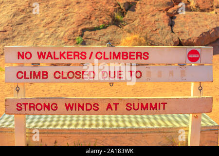 Uluru, Northern Territory, Australien - 26.August 2019: Nahaufnahme von geschlossenen Pfad für starken Wind Schild am Uluru, Ayers Rock in den Uluru-Kata Tjuta National Stockfoto