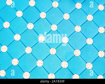 Licht blaue Quadrate mit weißen Punkten Muster von Pontoon Stockfoto