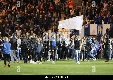 Colchester, Großbritannien. 24 Sep, 2019. Colchester Fans feiern auf dem Spielfeld nach dem carabao Cup dritten Runde zwischen Colchester United und Tottenham Hotspur bei Weston Wohnungen Gemeinschaft Stadium am 24. September 2019 in Colchester, England. (Foto von Mick Kearns/phcimages.com) Credit: PHC Images/Alamy leben Nachrichten Stockfoto