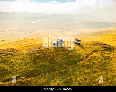 Zwei Off-Road-Autos in den Sonnenuntergang auf dem Gipfel des Berges in der Nähe von Cuker Zlatibor in Serbien Stockfoto