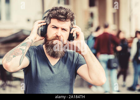 Stilvolle und schöne Musik Liebhaber. business Ebook online. Ebook hält viel, die mir wichtig ist. Gesicht der Musik. Hipster Fashion Style. Neue Technologien. Seine Lieblingsmusik. Stockfoto