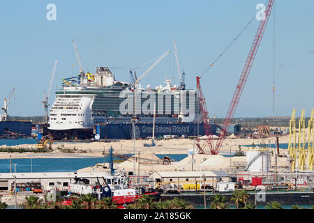 Das trockendock Werk von Grand Bahama Shipyard können einige der größten Kreuzfahrtschiffe der Welt wie Schiff der Royal Caribbean line hier unterbringen. Stockfoto