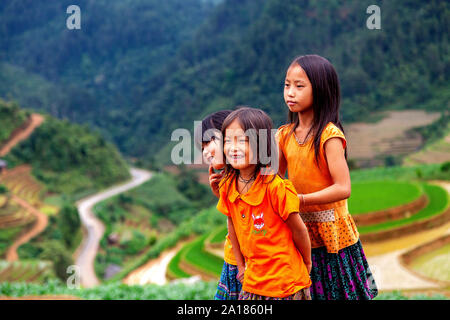 Hmong Kinder Spaß in den Berg Schlamm in Me Cang Chai, Yen Bai Provinz, im nordwestlichen Teil von Vietnam. Stockfoto