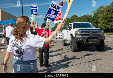 Flint, Michigan, USA - 24. September 2019 - die Mitglieder der United Auto Workers bestreikten Flint Montagewerk während ihren Streik gegen General Motors. Viele Mitglieder trugen weiße Hemden zu Ehren der Feuerstein sit-down-Streikenden von 1936/37. Hauptthemen des Streiks gehören Werksschliessungen, Löhne, das zweistufige zahlen Struktur, Zeitarbeiter, und Gesundheitsversorgung. Quelle: Jim West/Alamy leben Nachrichten Stockfoto