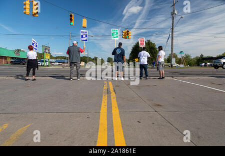 Flint, Michigan, USA - 24. September 2019 - die Mitglieder der United Auto Workers bestreikten Flint Montagewerk während ihren Streik gegen General Motors. Hauptthemen des Streiks gehören Werksschliessungen, Löhne, das zweistufige zahlen Struktur, Zeitarbeiter, und Gesundheitsversorgung. Quelle: Jim West/Alamy leben Nachrichten Stockfoto