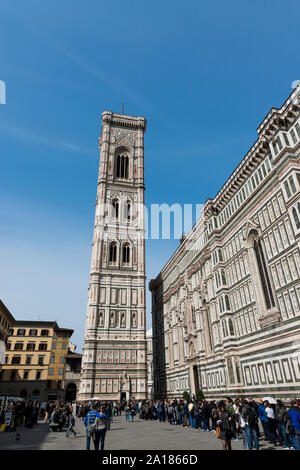 Florenz, Italien - 25, März, 2016: Vertikale Bild von den langen Linien der erstaunlichen Giotto Glockenturm, Sehenswürdigkeiten von Florenz, Italien zu besuchen Stockfoto