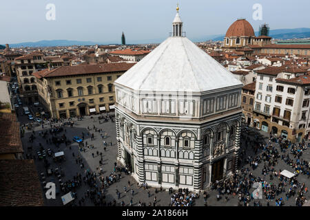 Florenz, Italien - 25, März, 2016: Horizontale Bild der Taufkapelle St. Johannes von Giotto Glockenturm, Sehenswürdigkeiten von Florenz, Italien Stockfoto