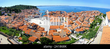 Panoramablick auf das Luftbild von Piran Altstadt und den Golf von Piran an Adria, Slowenien. Einer der drei großen Städte der slowenischen Istrien. Viel mittelalterliche Ein Stockfoto