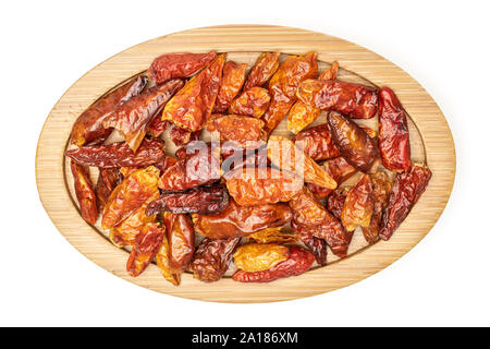 Menge ganze trockene rote Chili peperoncino auf Bambus Platte flatlay auf weißem Hintergrund Stockfoto