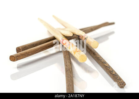 Viele asiatischen braun Essstäbchen auf weißem Hintergrund Stockfoto
