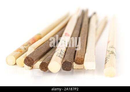 Viele asiatischen braun Essstäbchen auf weißem Hintergrund Stapel Stockfoto