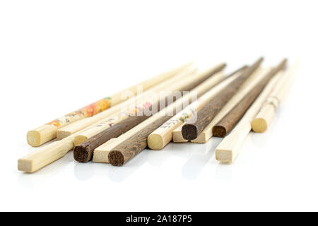 Viele asiatischen braun Essstäbchen auf weißem Hintergrund Stapel Stockfoto