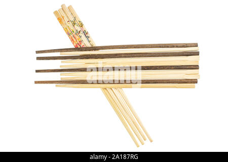 Viele asiatischen braun Essstäbchen flatlay auf weißem Hintergrund Stockfoto