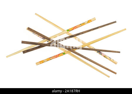 Menge ganze gekreuzt asiatischen braun Essstäbchen flatlay auf weißem Hintergrund Stockfoto