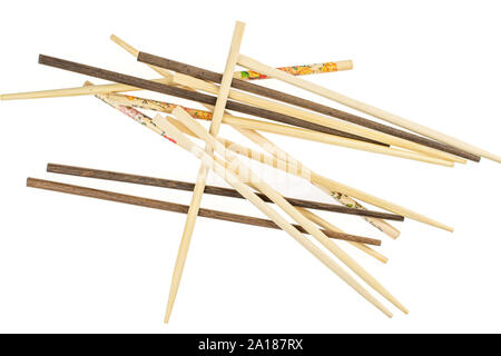 Menge ganze gekreuzt asiatischen braun Essstäbchen flatlay auf weißem Hintergrund Stockfoto