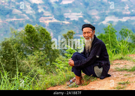 Alter Mann mit langem Bart, in Hoang Su Phi, Ha Giang Provinz, in der bergigen nordwestlichen Teil von Vietnam. Stockfoto