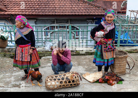 Sonntag Markt in Bac Ha Stadt, in Lao Cai Provinz, in den bergigen nordwestlichen Vietnam. Viele ethnische Stämme kommen hier zusammen am Markttag. Stockfoto