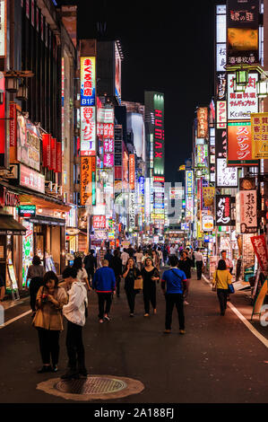 Tokyo City Lichter. Kabukicho, der berühmte Vergnügungsviertel Shinjuku Stockfoto