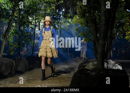 Paris, Frankreich. 24 Sep, 2019. DIOR SS 20 Start- und Landebahn bei der Paris Fashion Week - Paris, Frankreich 24/09/2019 | Verwendung der weltweiten Kredit: dpa/Alamy leben Nachrichten Stockfoto