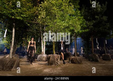 Paris, Frankreich. 24 Sep, 2019. DIOR SS 20 Start- und Landebahn bei der Paris Fashion Week - Paris, Frankreich 24/09/2019 | Verwendung der weltweiten Kredit: dpa/Alamy leben Nachrichten Stockfoto