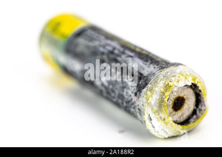 Die alte Batterie war undicht gefährliche Abfälle. Isolierte Hintergrund. Alkaline Batterie. Stockfoto