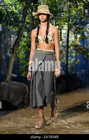 Paris, Frankreich. 24 Sep, 2019. DIOR SS 20 Start- und Landebahn bei der Paris Fashion Week - Paris, Frankreich 24/09/2019 | Verwendung der weltweiten Kredit: dpa/Alamy leben Nachrichten Stockfoto