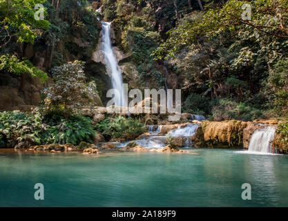 Die oberen Kaskaden von Kuang Xi Wasserfall, eine Reihe von Azurblau Travertinbecken und fällt im Indochine Dschungel in der Nähe von Luang Prabang, Laos eingestellt Stockfoto