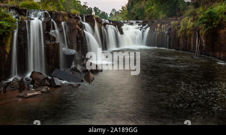 Tad Pha Suom. Malerische Wasserfälle in der Nähe von Champasak, Lao PDR Stockfoto