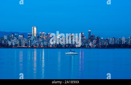 Vancouver night skyline von spanischen Banken/Jericho Beach. Vancouver, BC Stockfoto