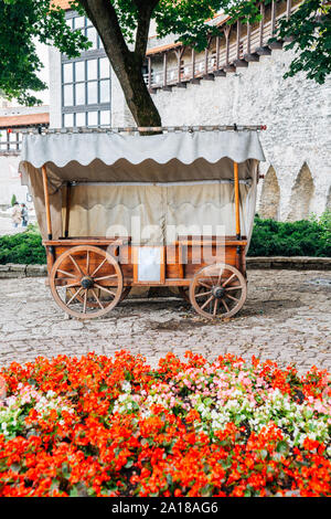 Alte Wagen am dänischen King's Garden in Tallinn, Estland Stockfoto