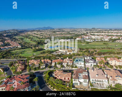 Luftaufnahme von Monarch Beach Küste. Kleine Nachbarschaft in Orange County Stadt Dana Point. Kalifornien, USA. Luftaufnahme von wohlhabenden Villa und Stadt Stockfoto