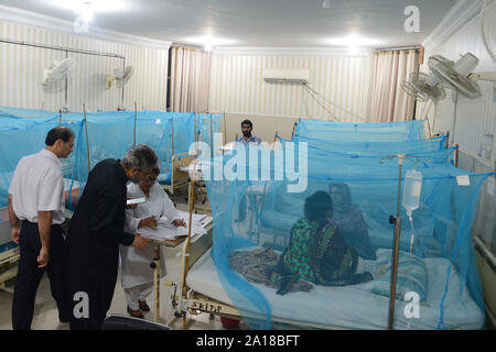 Medizinische Betriebsleiter (MS) Jinnah Krankenhaus Dr, Iftikhar mit Ihren Teammitgliedern anfragenden das Dengue-fieber Patienten während des Besuchs einer Isolierstation nach den besonderen Anweisungen der Chief Minister Punjab Sardar Usman Buzdar in Lahore am 24. September 2019. Pakistanische Patienten leiden von Dengue Fieber, eine durch Moskitos übertragene Krankheit, sind in einer Isolierstation behandelt, bei Jinnah Krankenhaus in Lahore, Pakistan. Pakistanische Gesundheit Beamte kämpfen einen Ausbruch von Dengue-fieber in dem südasiatischen Land, das die Landesgesellschaft in Pakistan ist die technische Unterstützung der Regierung Pakistans in i Stockfoto