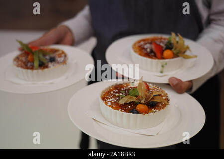 Ein männlicher Server Desserts im Restaurant Stockfoto