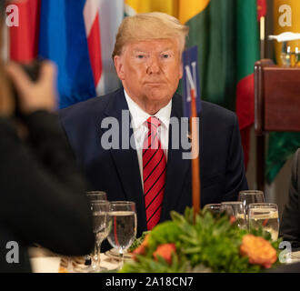 New York, NY - 24. September 2019: US-Präsident Donald Trump nimmt Mittagessen, das durch Generalsekretär während der 74. Vollversammlung im UN-Hauptquartier gehostet Stockfoto