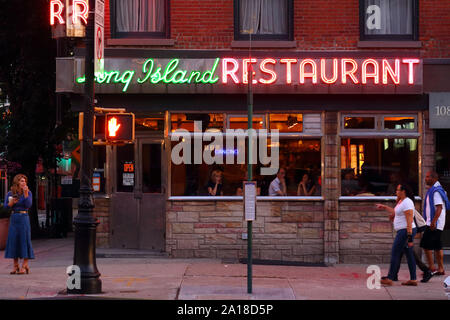 Die Long Island Bar, 110 Atlantic Avenue, Brooklyn, NY. aussen Storefront einer Cocktail Bar in Cobble Hill Stockfoto