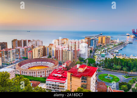 Malaga, Spanien-Dawn-Skyline in Richtung Mittelmeer. Stockfoto